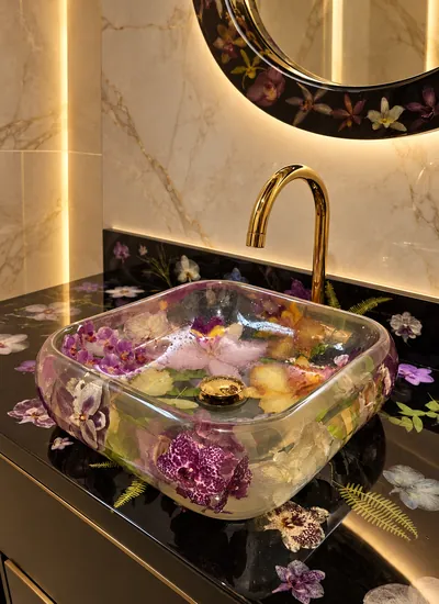 Cuba de resina com orquídeas e flores naturais