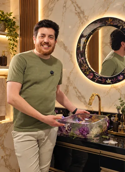 Junior num banheiro com cuba e espelho de resina com orquídeas